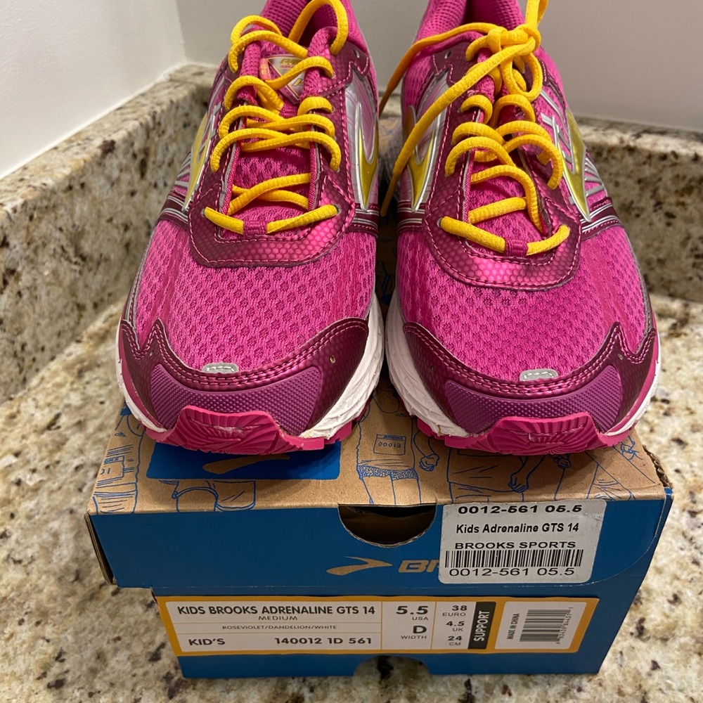 Big Kids Girls - Brooks Adrenaline size 5.5 or women’s size 7.